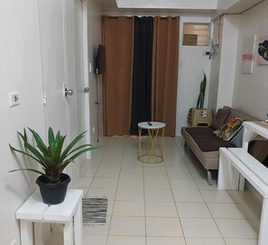 Standard Condo, 2 Bedrooms, Pets allowed, City View | Living room