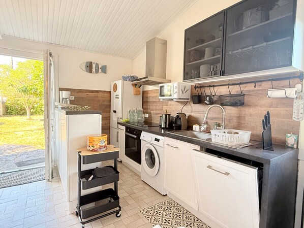 Réfrigérateur, four à micro-ondes, un four, surface de cuisson