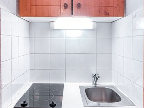 Fridge, stovetop, coffee/tea maker, toaster