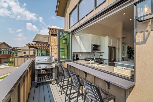 Stellar Steamboat, Luxury, Private Hot Tub, Multiple Living Spaces