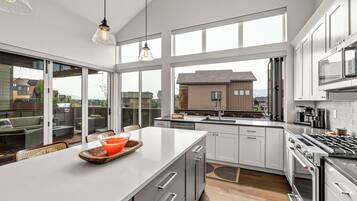 Refrigerador, microondas, horno, placa de cocina