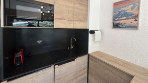 Coffee/tea maker, fridge, microwave, dishwasher - Renovated studio 4 pax at the foot of the slopes in Auris en Oisans (Auris)