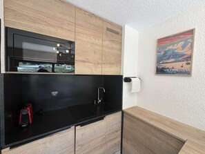 Fridge, microwave, dishwasher, coffee/tea maker