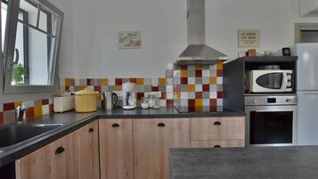 Een koelkast, een microgolfoven, een oven, een kookplaat