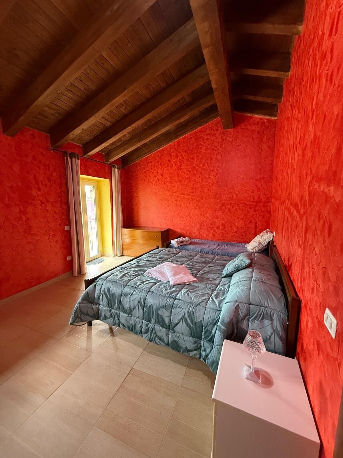 3 makuuhuonetta, silitysrauta/-lauta, Wi-Fi, vuodevaatteet