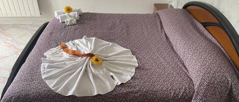 3 chambres, fer et planche à repasser, Wi-Fi, draps fournis