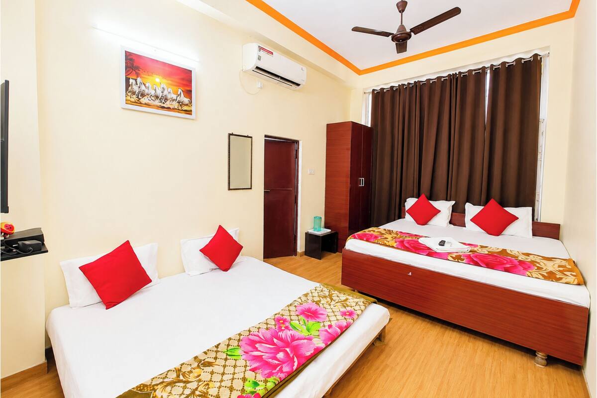 Deluxe Quadruple Room, Air conditioning | Hypo-allergenic bedding available, desk, soundproofing, WiFi (free)