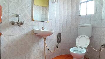 Shower, rainfall showerhead, free toiletries, slippers