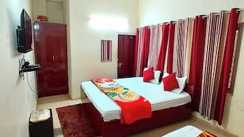 Hypo-allergenic bedding, desk, soundproofing, free WiFi