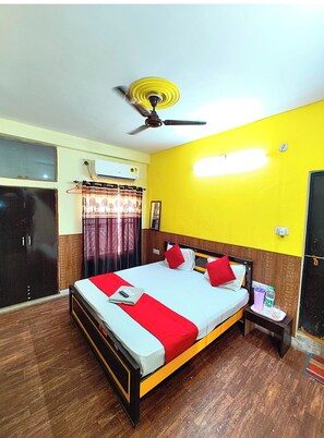 Hypo-allergenic bedding, desk, soundproofing, free WiFi - Hotel Varanasi Paradise  (Varanasi)