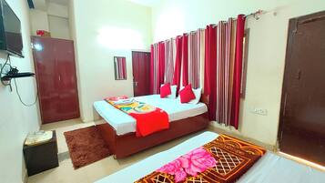 Deluxe Quadruple Room | Hypo-allergenic bedding, desk, soundproofing, free WiFi