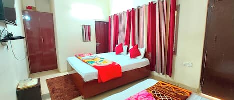 Deluxe Quadruple Room | Hypo-allergenic bedding available, desk, soundproofing, WiFi (free)