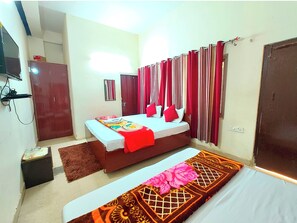 Deluxe Quadruple Room | Hypo-allergenic bedding, desk, soundproofing, free WiFi