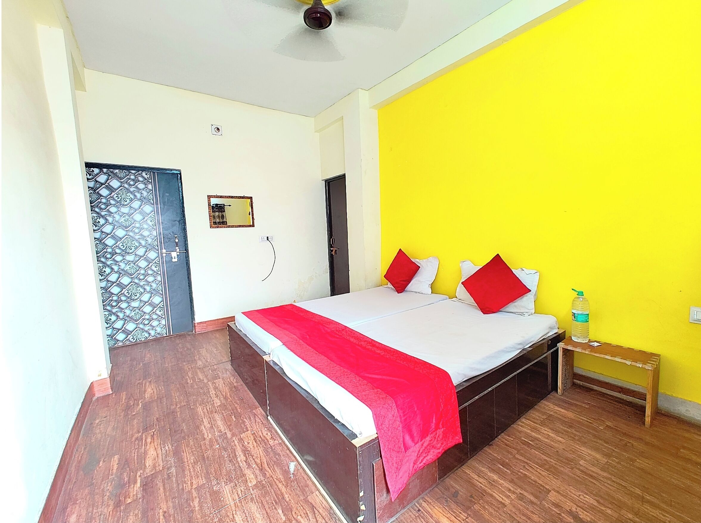 Hypo-allergenic bedding, desk, soundproofing, free WiFi