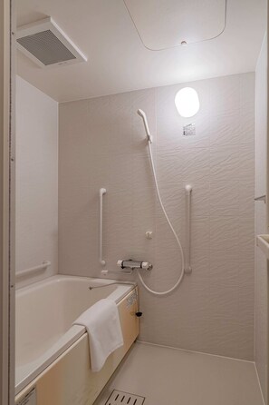 Habitación Confort con 2 camas individuales, balcón, vista a la ciudad | Baño | Tina y regadera independientes y amenidades de baño gratuitas 
