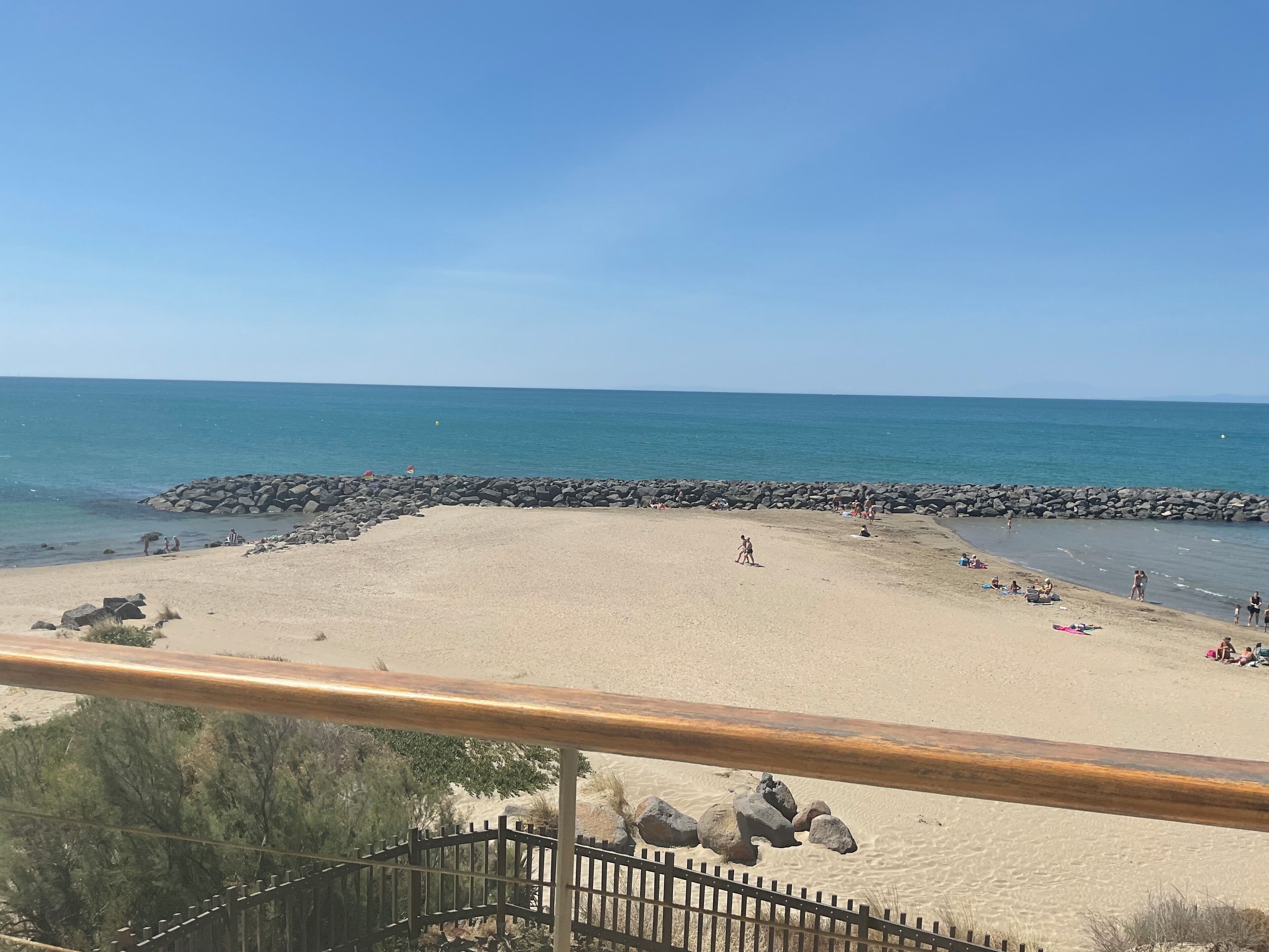 En la playa, sillas reclinables de playa