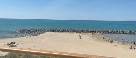 En la playa, sillas reclinables de playa