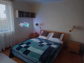 Talo | 4 makuuhuonetta, yksilöllisesti kalustettu, silitysrauta/-lauta