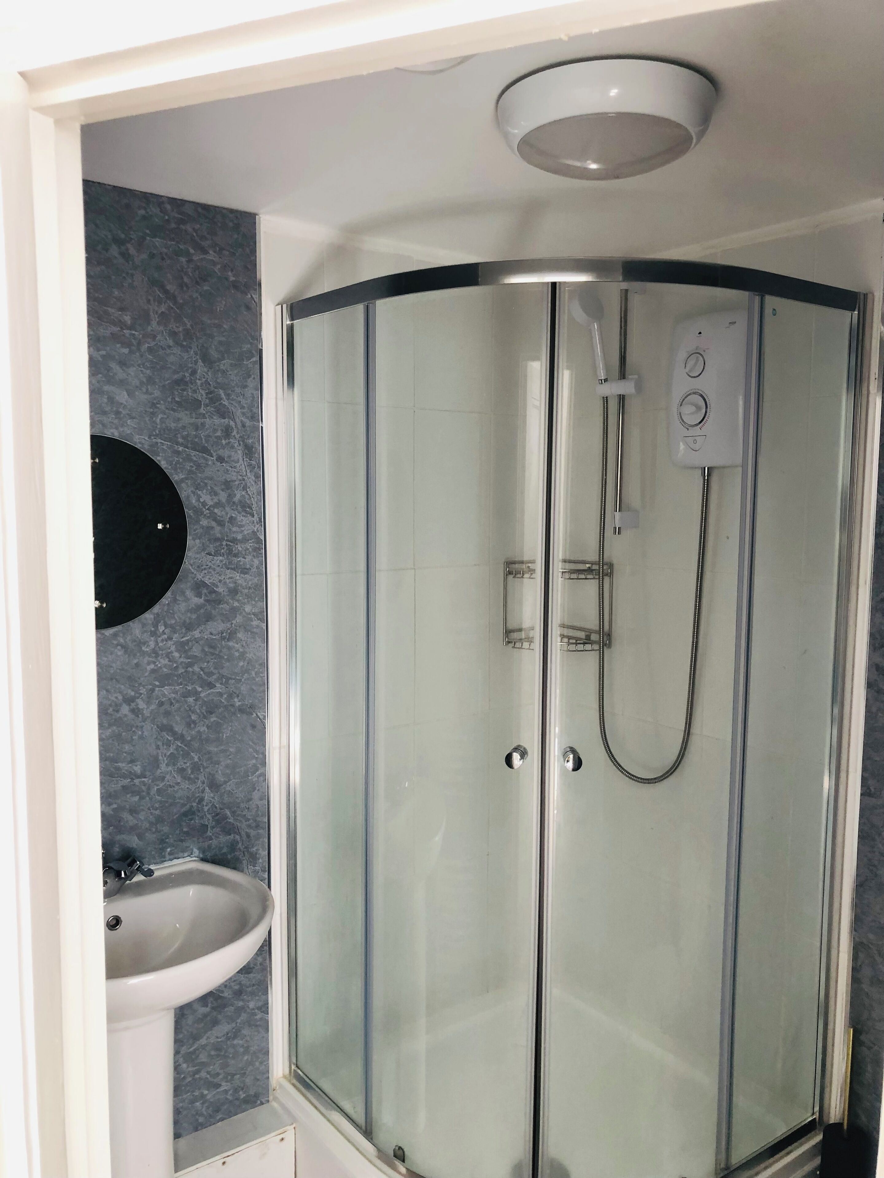 Secador de pelo, toallas, jabón y papel higiénico