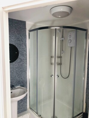 Hair dryer, towels, soap, toilet paper - The studio (St Austell)