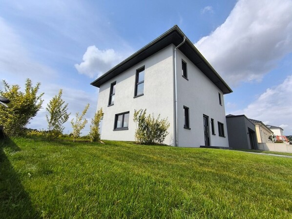Exterior - VILLA VULKANEIFEL -modern -family-friendly -terrace -double garage (Darscheid)