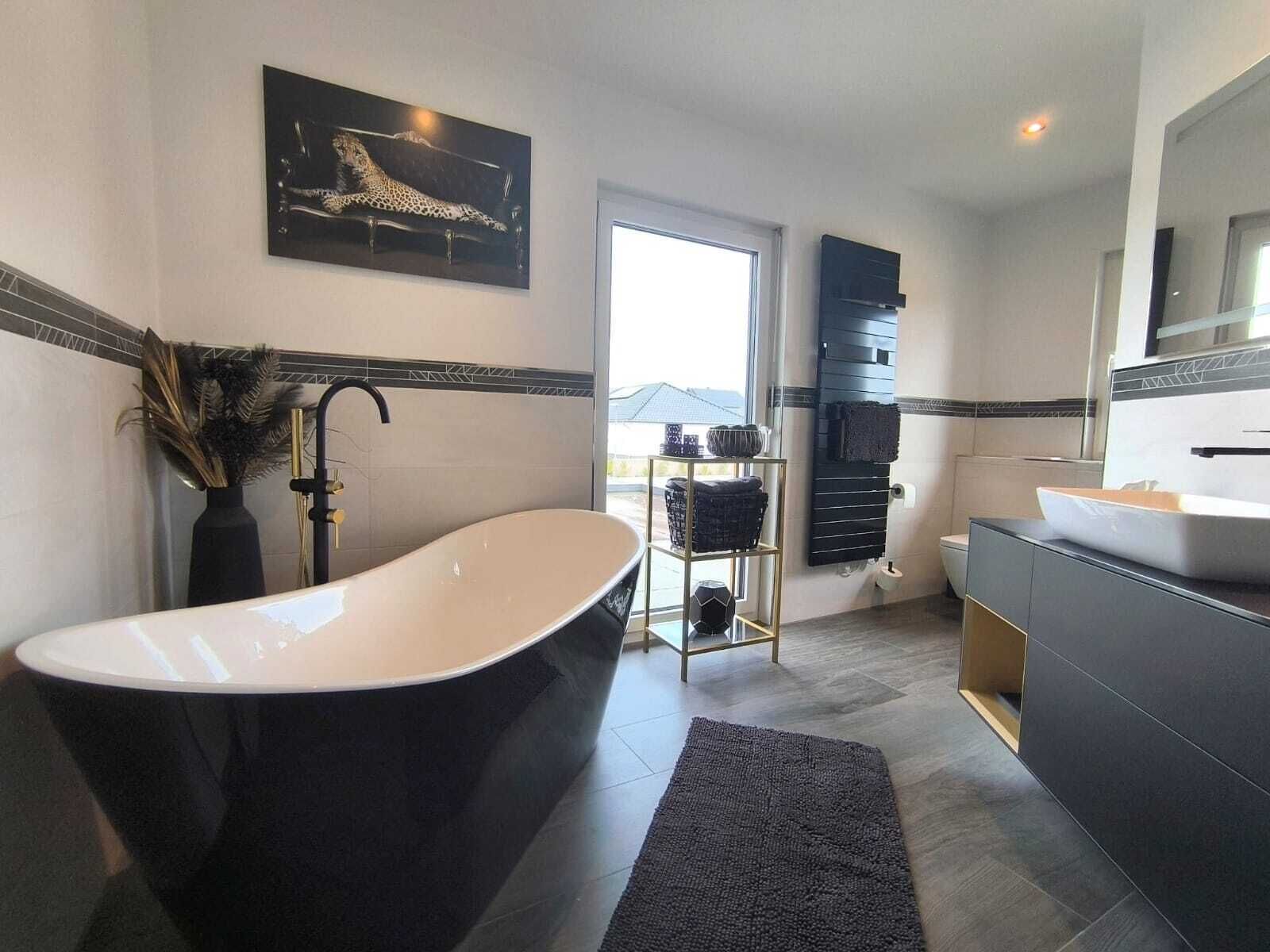 Dusche, Haartrockner, Handtücher, Toilettenpapier