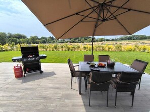Outdoor dining - VILLA VULKANEIFEL -modern -family-friendly -terrace -double garage (Darscheid)