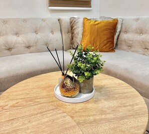 Condo com design assinado, 2 quartos, vista para a cidade | Área de estar | Smart TV 50 polegadas com canais digitais, Netflix