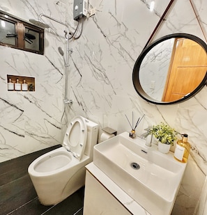 Appart'hôtel Signature, 2 chambres, vue ville | Salle de bain | Douche, articles de toilette gratuits, sèche-cheveux, bidet