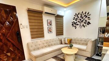 Signature-Apartment, 2 Schlafzimmer, Stadtblick | Wohnzimmer | 50-Zoll-Smart-TV mit Digitalempfang, Netflix, Streaming-Dienste