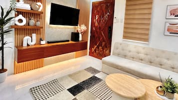 Kondominium Khas, 2 kamar tidur, pemandangan kota | Ruang keluarga | Smart TV 50-inci dengan saluran TV digital dan Netflix