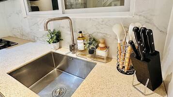 Signature Condo, 2 Bedrooms, City View | Dapur peribadi | Peti sejuk, ketuhar gelombang mikro, ketuhar, dapur