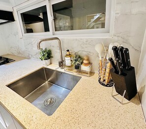 Signature Condo, 2 Bedrooms, City View | Private kitchen