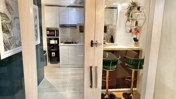 シグネチャー コンドミニアム 2 ベッドルーム シティビュー | 専用キッチン | 冷蔵庫、電子レンジ、オーブン、コンロ