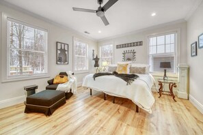 9 bedrooms, desk, iron/ironing board, WiFi - Pier Cove Estate - Pool, Pickleball, Hot Tub, Firepit - Sleeps up to 23 (Fennville)