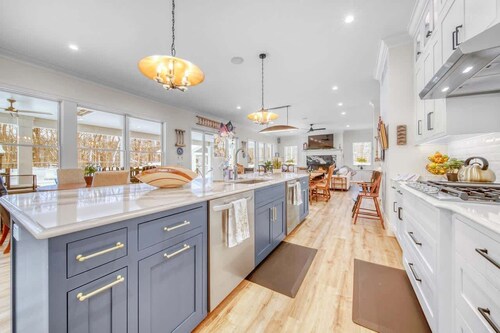 Pier Cove Estate - Pool, Pickleball, Hot Tub, Firepit - Sleeps up to 23