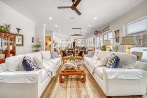 Fernseher, Kamin, Tischfußball, Stereoanlage