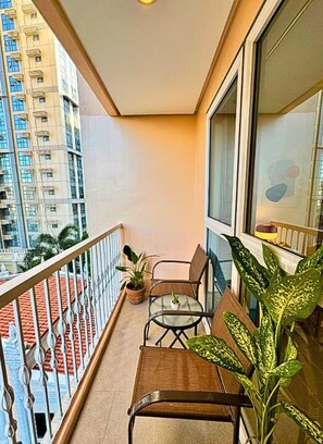 Deluxe Suite, City View | Terrace/patio