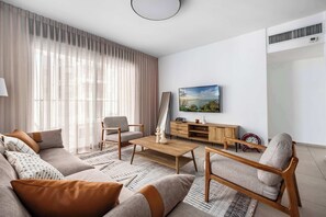 Flat-screen TV - Fresh 3BR APT 32 Floor See View Tower (Bat Yam)