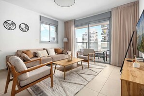 Flat-screen TV - Fresh 3BR APT 32 Floor See View Tower (Bat Yam)