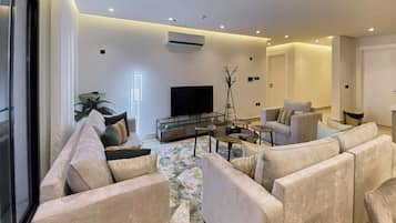 Departamento Premium, patio | Área de sala de estar | Smart TV de 50 pulgadas con canales vía satélite