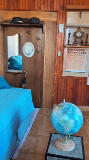 1 dormitorio, caja fuerte, tabla de planchar con plancha y cuna de viaje