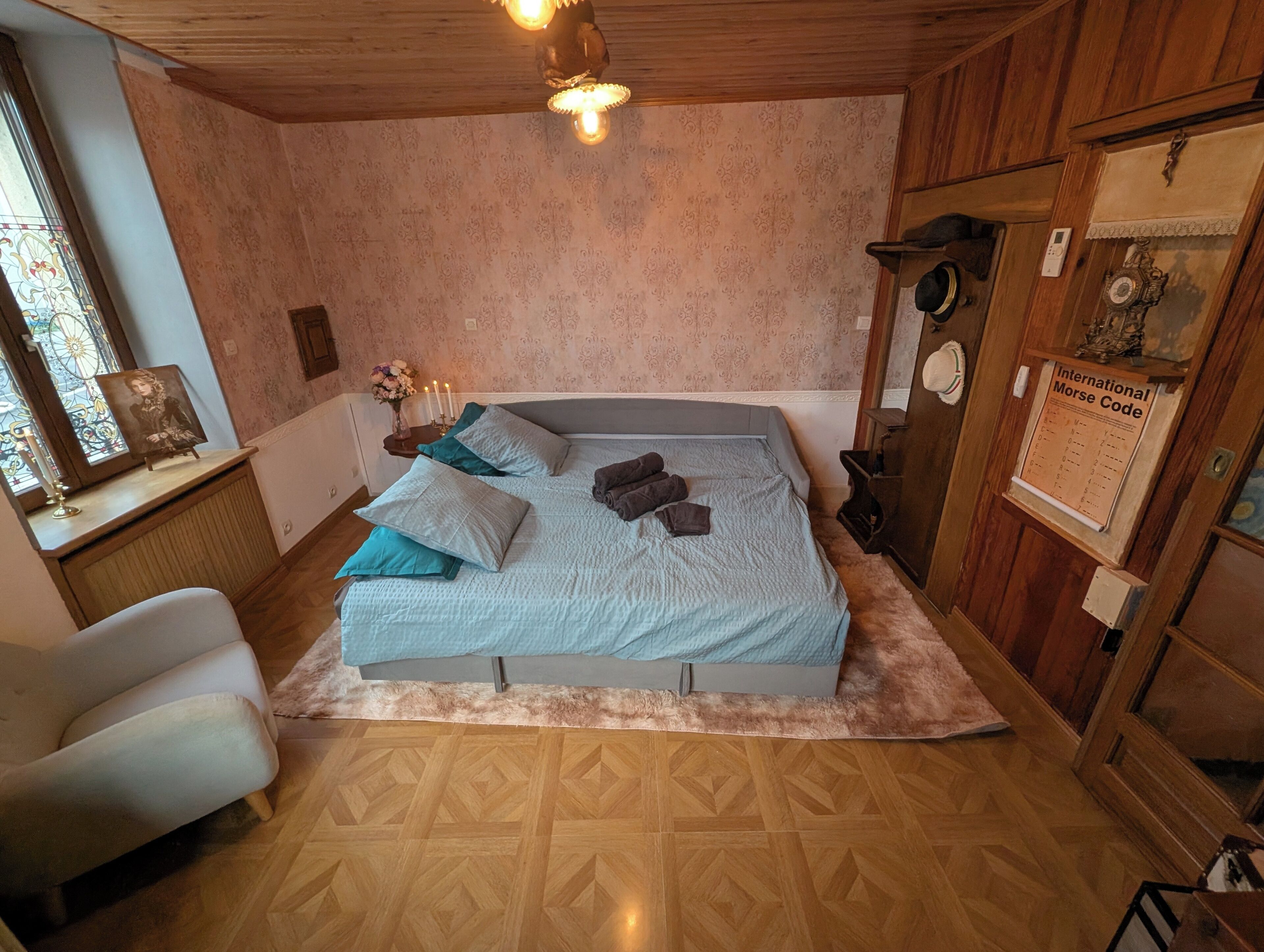 1 室のベッドルーム、セーフティボックス (室内)、アイロン / アイロン台、旅行用ベビーベッド