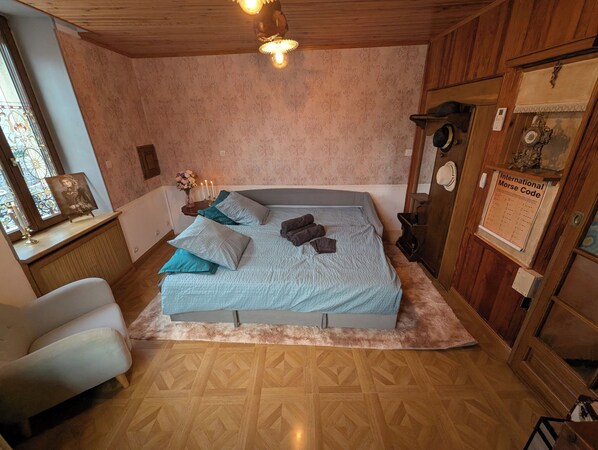 1 bedroom, in-room safe, iron/ironing board, travel cot