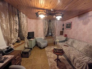 TV, books - Unusual apartment with escape game for 4 people (Dijon)