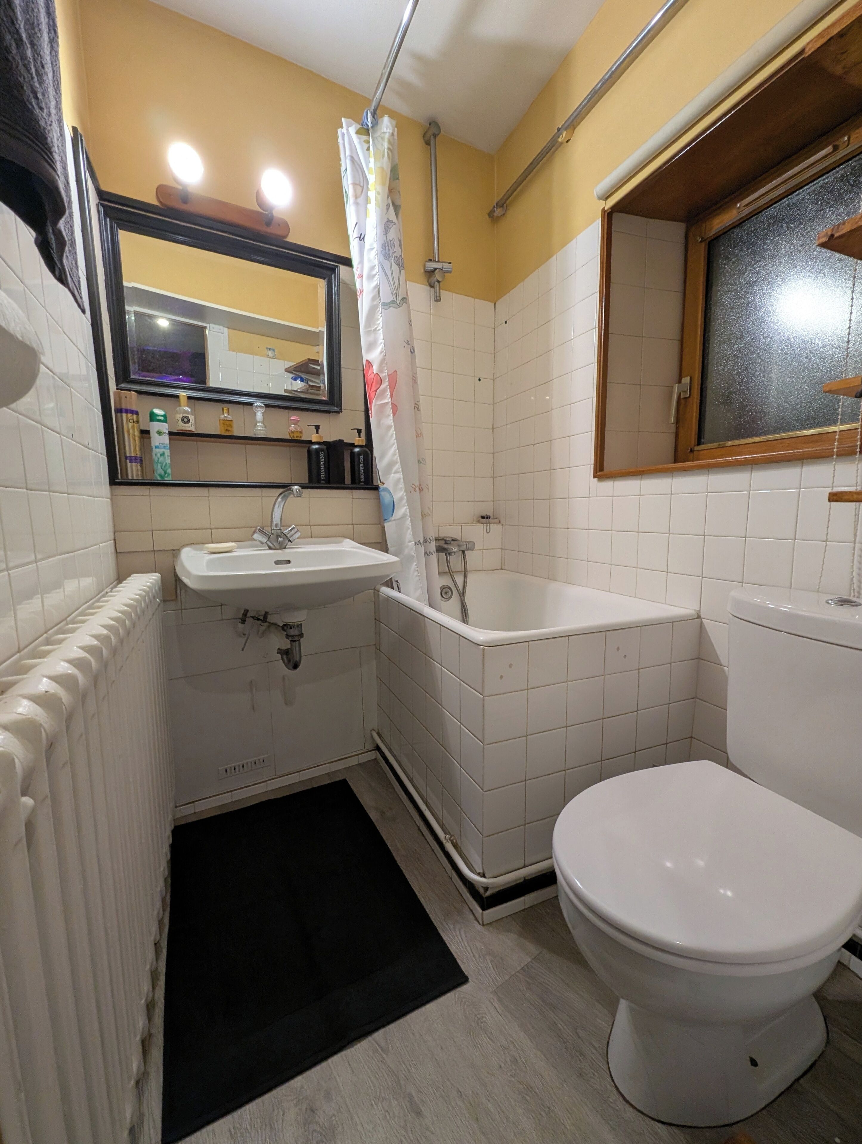 Sèche-cheveux, serviettes fournies, savon, shampoing