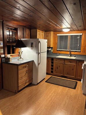 Microwave, oven, stovetop - Cabin on Indian River between Burt and Mullet Lakes (Indian River)