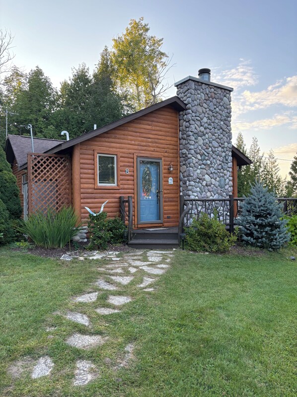 Exterior - Cabin on Indian River between Burt and Mullet Lakes (Indian River)