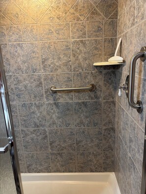 Haartrockner, Handtücher, Seife, Toilettenpapier