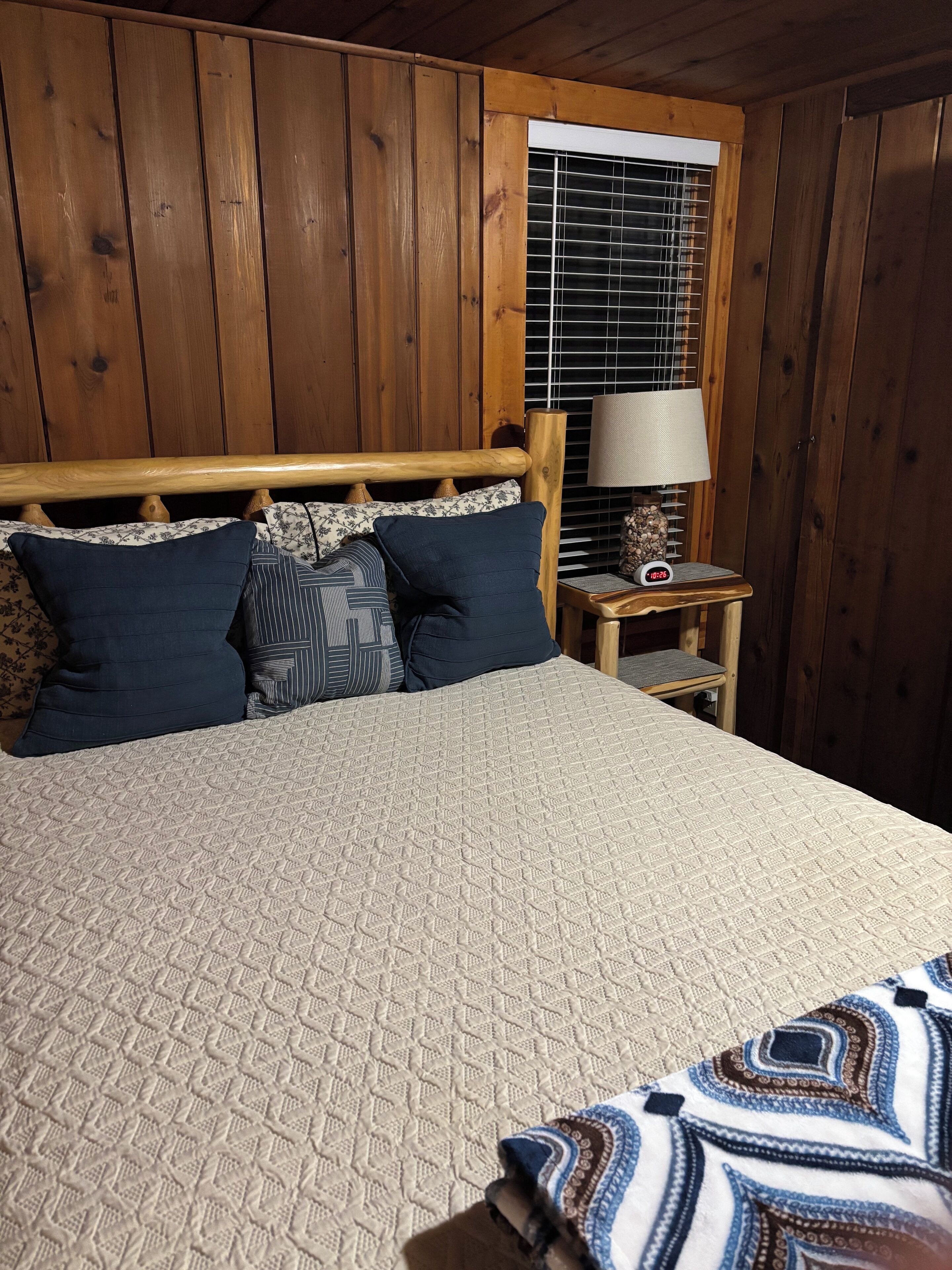 2 bedrooms, internet, bed sheets